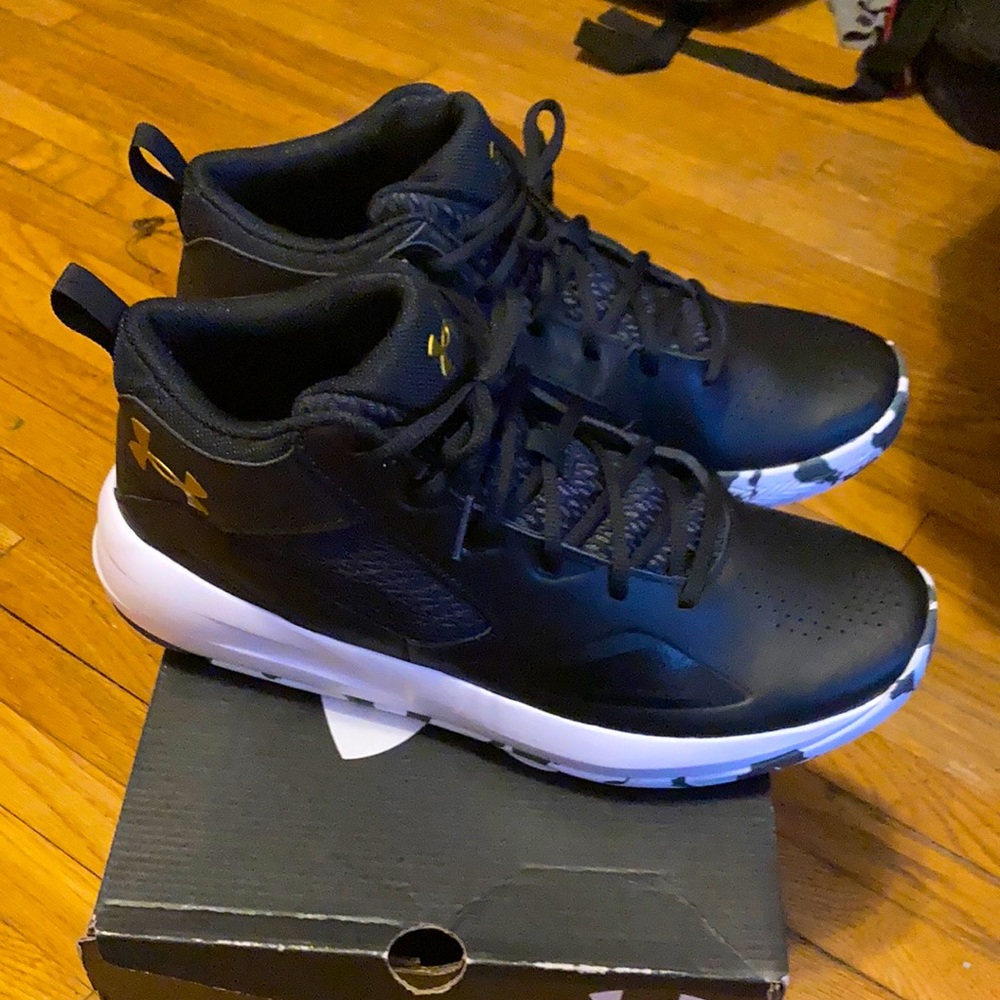 11.5 under armor black and white camo basketball shoes